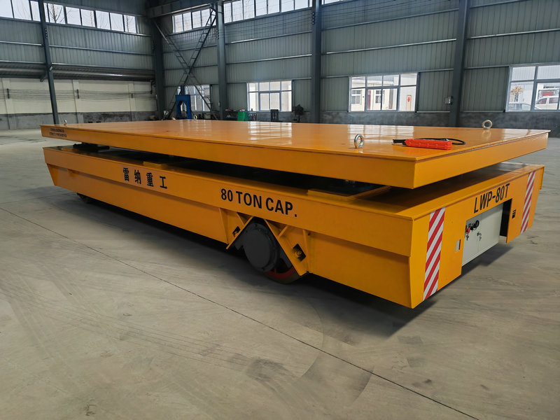 Тешки камион од 80 тона са интегрисаним хидрауличним лифтом платформе