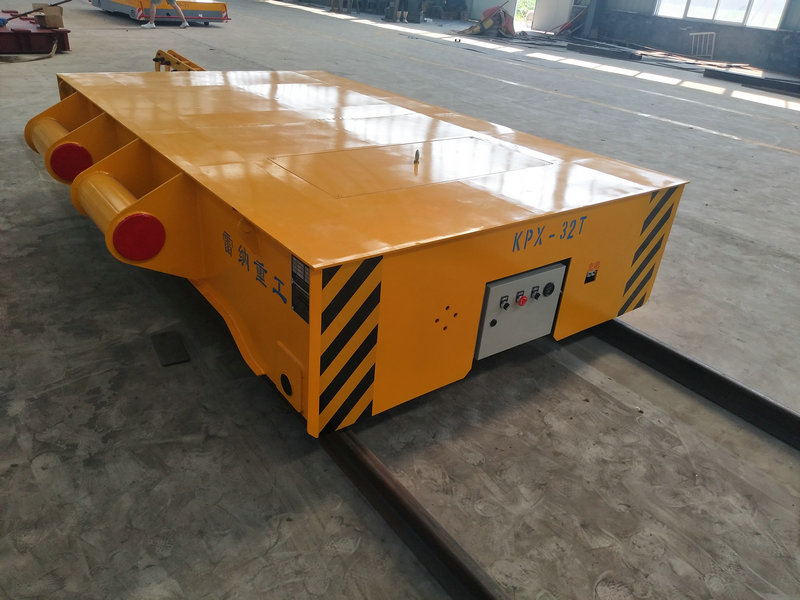 32 тона тролеј повезан са трактором