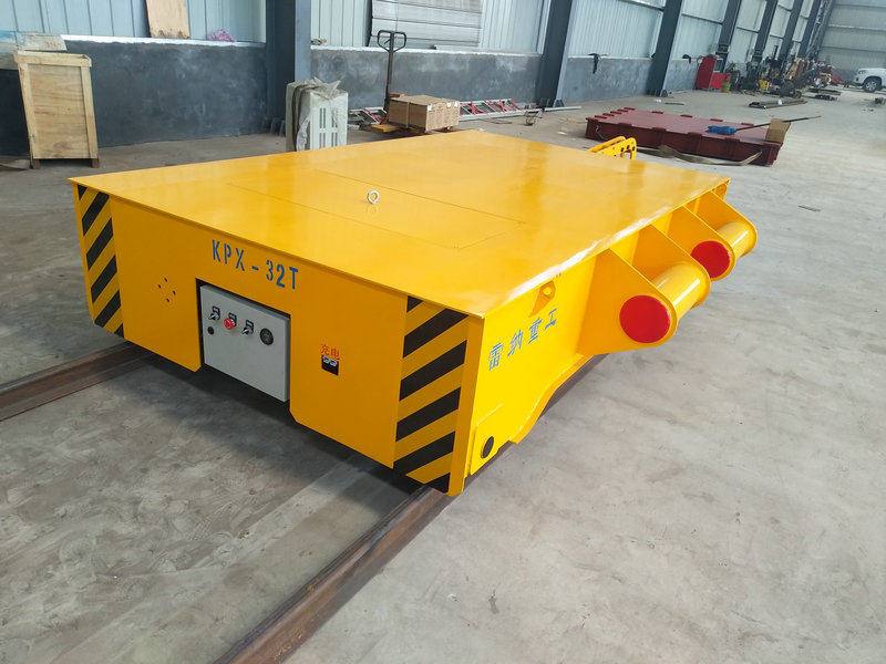 32 тона тролеј повезан са трактором